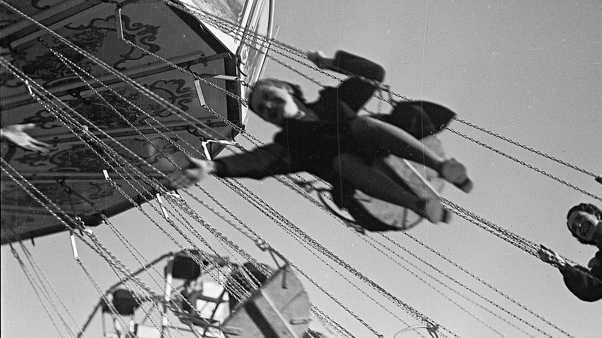 Messeplatz, 1939: Vor bereits über 80 Jahren gab es an der Herbstmesse ein Kettenkarussell. Staatsarchiv Basel-Stadt, NEG 21036.